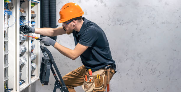 Best Commercial Electrician Services  in Clinton, AR